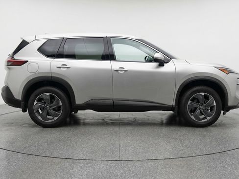 Used 2025 Nissan Rogue SV FWD image 11
