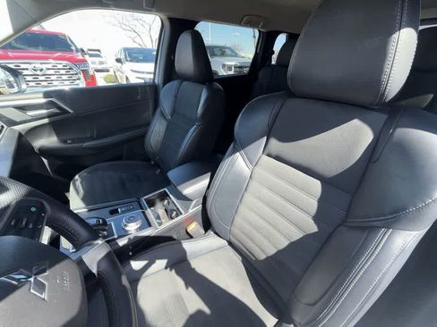 Used 2024 Mitsubishi Outlander SE image 11