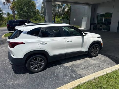 Used 2022 Kia Seltos S FWD image 3