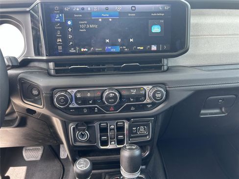 Used 2025 Jeep Wrangler Unlimited Sahara AWD/4WD image 31