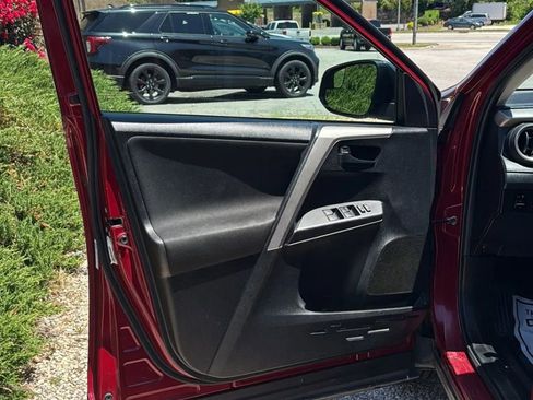 Used 2018 Toyota RAV4 LE FWD image 10