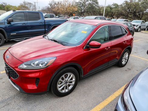 Used 2020 Ford Escape SE image 3