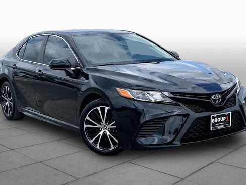 Used 2020 Toyota Camry SE FWD image 3
