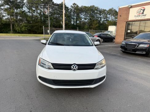 Used 2011 Volkswagen Jetta SE FWD image 2