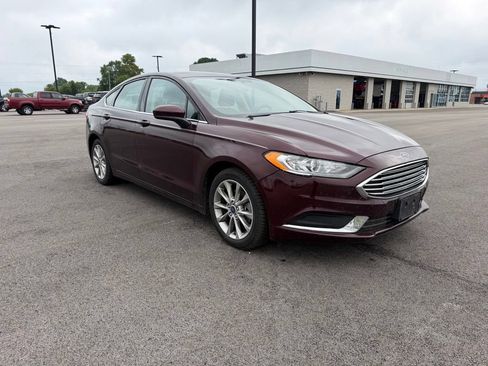 Used 2017 Ford Fusion SE w/ Fusion SE Technology Package FWD image 3
