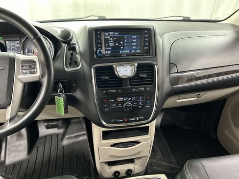 Used 2014 Chrysler Town & Country Touring FWD image 18