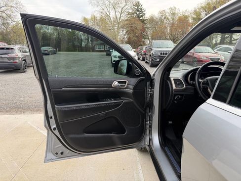 Used 2017 Jeep Grand Cherokee Limited image 26