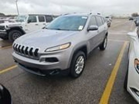 Used 2017 Jeep Cherokee Latitude w/ Comfort/Convenience Group image 3