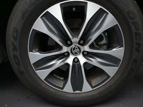 Used 2021 Toyota Highlander XLE AWD/4WD image 10