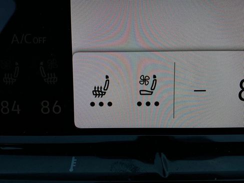 Used 2025 Volkswagen Atlas SE image 32