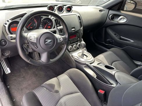 Used 2019 Nissan 370Z Roadster RWD image 13