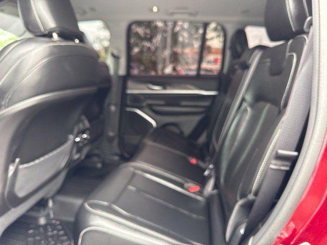 Used 2023 Jeep Grand Cherokee Limited w/ Black Appearance Package AWD/4WD image 18