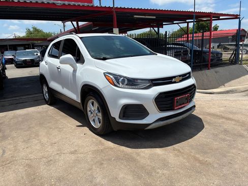 Used 2019 Chevrolet Trax LT w/ LT Convenience Package FWD image 3
