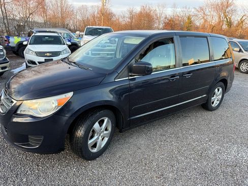 Used 2010 Volkswagen Routan SE image 1