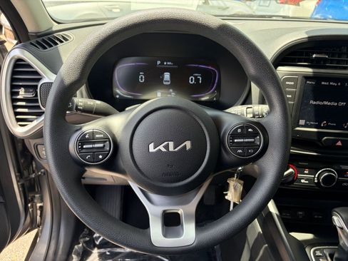 Used 2025 Kia Soul LX w/ LX Technology Package FWD image 25