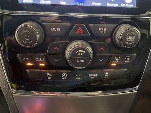 Used 2020 Jeep Grand Cherokee Limited w/ Luxury Group II image 37