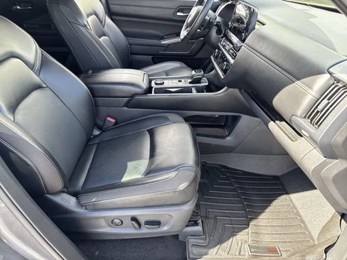 Used 2023 Nissan Pathfinder SL w/ Black Appearance Package AWD/4WD image 29