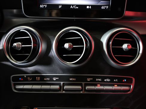 Used 2018 Mercedes-Benz GLC 300 4MATIC image 20