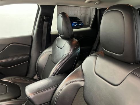 Used 2019 Jeep Cherokee Latitude Plus w/ Trailer Tow Group image 17