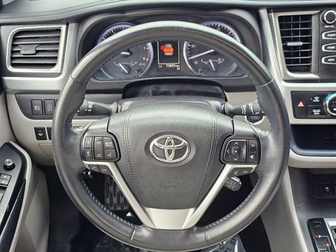Used 2018 Toyota Highlander XLE AWD/4WD image 22