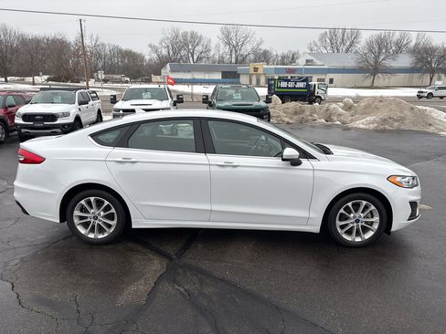 Used 2020 Ford Fusion SE image 2