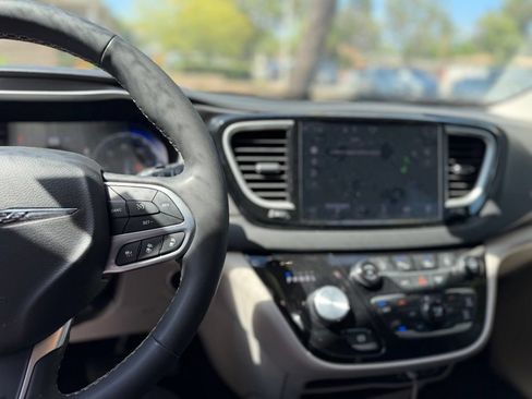Used 2024 Chrysler Pacifica Touring-L FWD image 9