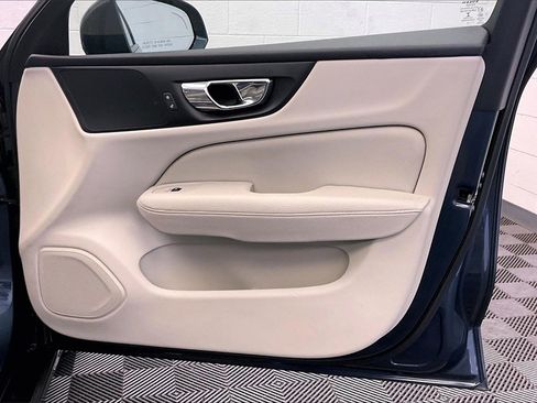 Used 2019 Volvo S60 T6 Momentum w/ Premium Package image 25