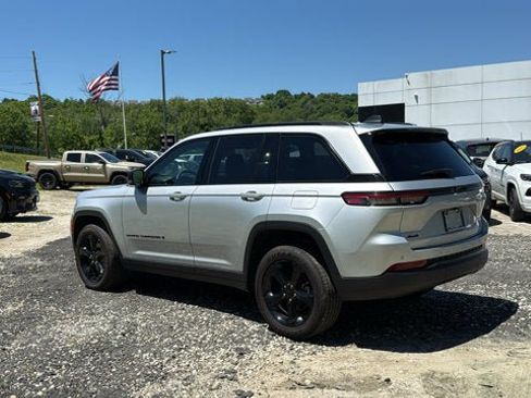 Certified 2025 Jeep Grand Cherokee Altitude AWD/4WD image 8