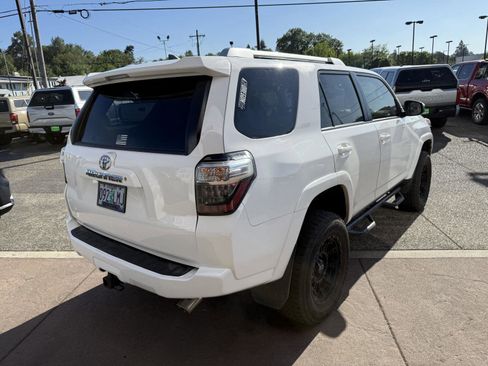 Used 2017 Toyota 4Runner SR5 AWD/4WD image 6