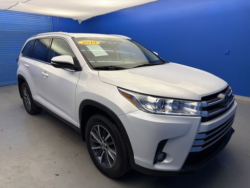 Used 2019 Toyota Highlander XLE image 2