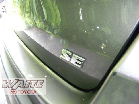 Used 2018 Toyota Highlander SE FWD image 2