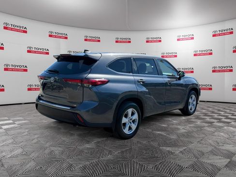 Used 2023 Toyota Highlander LE FWD image 5