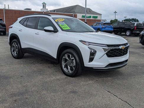 Used 2024 Chevrolet Trax LT w/ Sunroof Package FWD image 6