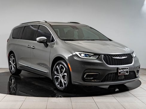Used 2024 Chrysler Pacifica Pinnacle AWD/4WD image 12