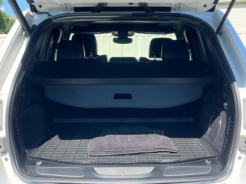Used 2018 Jeep Grand Cherokee Overland AWD/4WD image 27