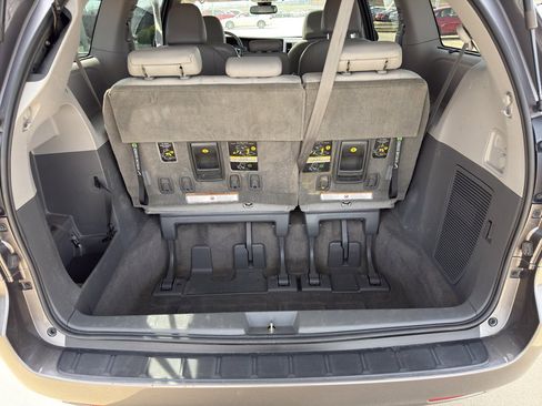 Used 2018 Toyota Sienna XLE image 16