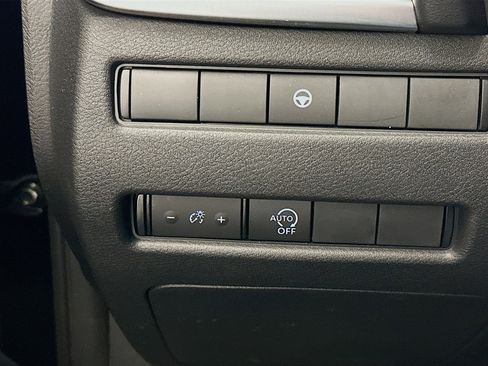 Used 2023 Nissan Rogue SV AWD/4WD image 17