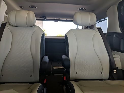 Used 2025 Kia Carnival SX Prestige image 30