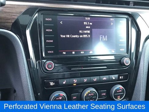 Used 2022 Volkswagen Passat 2.0T image 8