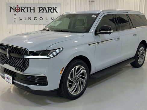 New 2026 Lincoln Navigator L Premier AWD/4WD image 5