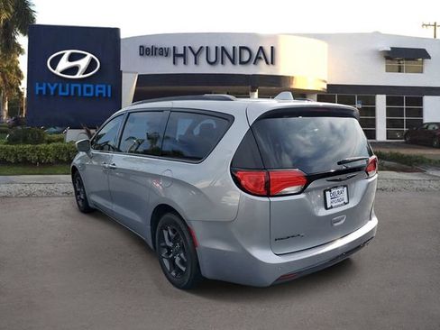 Used 2020 Chrysler Pacifica Touring-L Plus FWD image 4