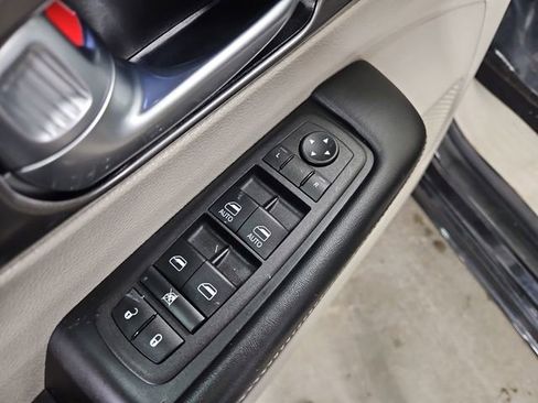 Used 2023 Chrysler Pacifica Touring-L image 23