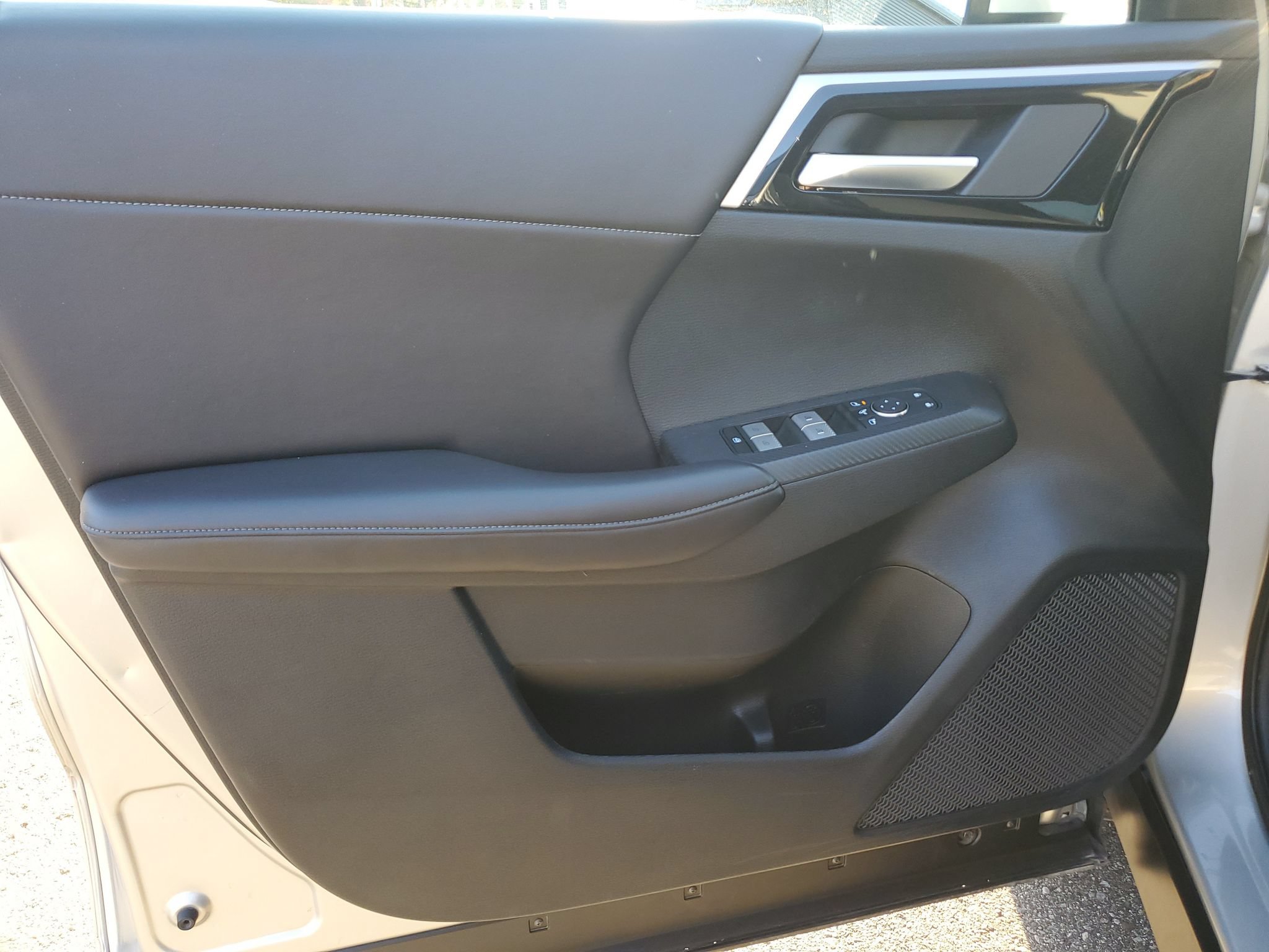 Used 2024 Mitsubishi Outlander AWD image 12