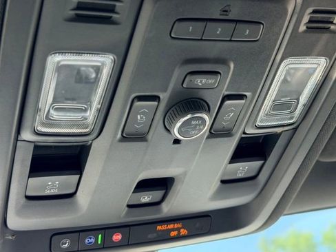 Used 2022 Chevrolet Suburban LT w/ Luxury Package AWD/4WD image 18