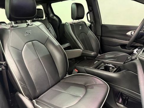 Used 2025 Chrysler Pacifica Limited FWD image 33