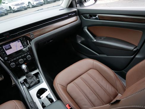 Certified 2022 Volkswagen Passat 2.0T FWD image 11
