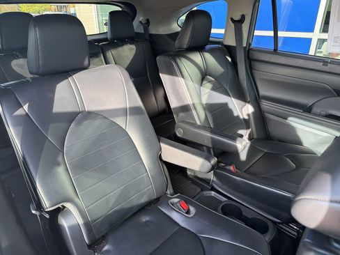 Used 2021 Toyota Highlander XLE AWD/4WD image 23