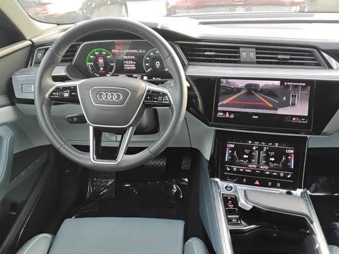 Used 2023 Audi e-tron Prestige w/ Prestige Package image 22