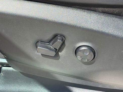 Used 2024 Chrysler Pacifica Touring-L image 16