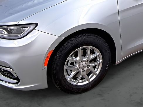 New 2026 Chrysler Pacifica Select image 7